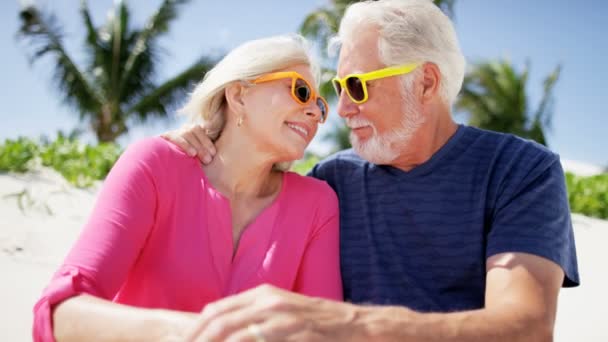 Starší pár, kteří požívají dovolená na pláži — Stock video