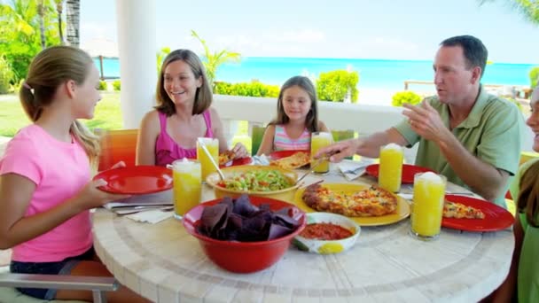 Famiglia caucasica godendo mangiare sulla spiaggia — Video Stock