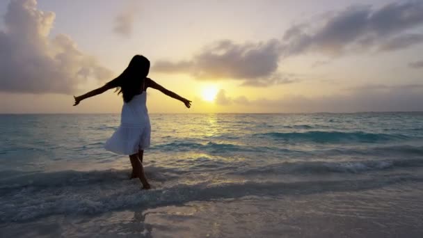Ασιατικές κινέζικο κορίτσι στο ηλιοβασίλεμα στην παραλία — Αρχείο Βίντεο