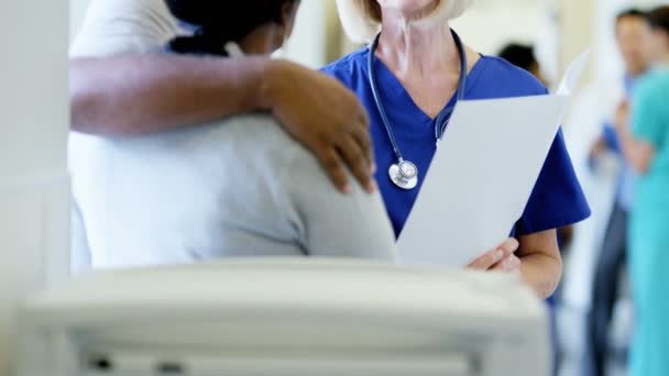 Médico feminino consultar com casal no centro médico — Vídeo de Stock