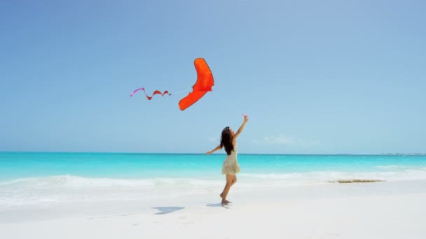 Ασιατικές κορίτσι παίζει με κόκκινο kite στην παραλία — Αρχείο Βίντεο