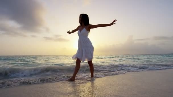 Čínská dívka tančí na pláži při západu slunce — Stock video