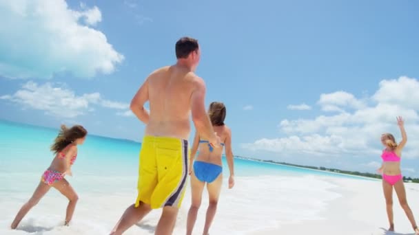 Famille caucasienne profiter de vacances sur la plage — Video