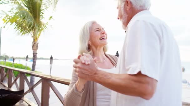 Kaukasische senior paar dansen bij zonsondergang — Stockvideo