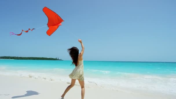 Asiatisk Tjej leker med röd drake på stranden — Stockvideo