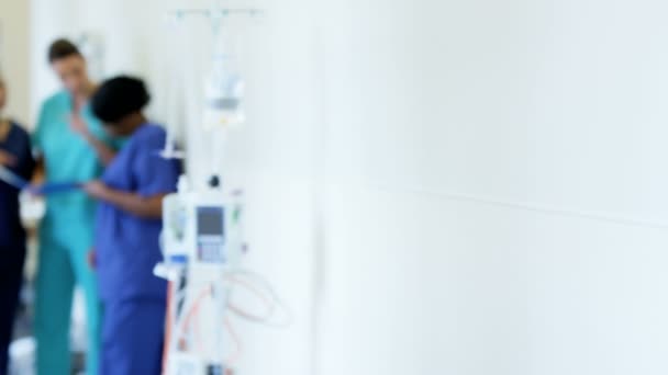Vrouwelijke verpleegkundige met behulp van Tablet PC in medisch centrum — Stockvideo