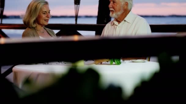 Pareja mayor teniendo una cena romántica — Vídeo de stock