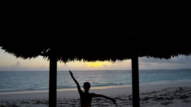 Chica joven practicando yoga en la playa — Vídeo de stock