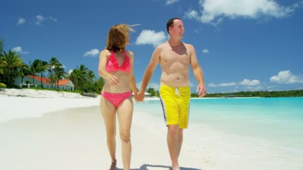 白种人夫妇享受度假海滩上 — 图库视频影像