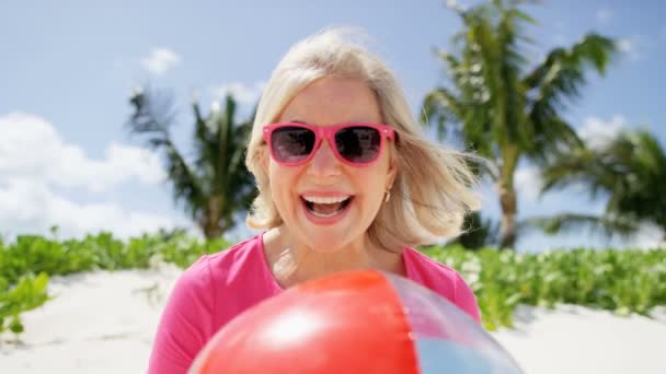 Senior vrouw genieten van vakantie op strand — Stockvideo