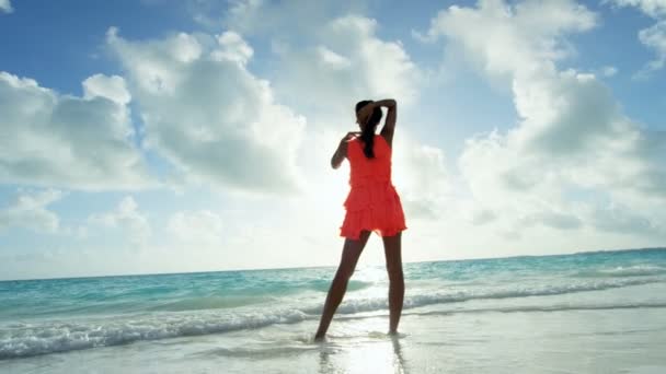 Chica afroamericana disfrutando de vacaciones en la playa — Vídeos de Stock