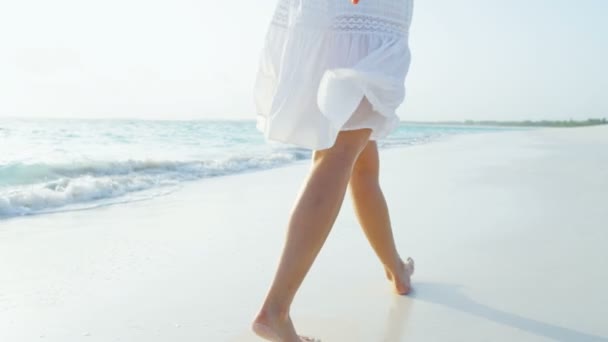 砂浜の上を歩いて裸足の女性 — ストック動画