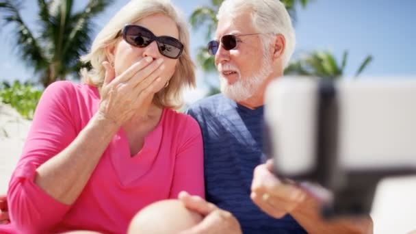 Pareja mayor tomando selfie en la playa — Vídeos de Stock