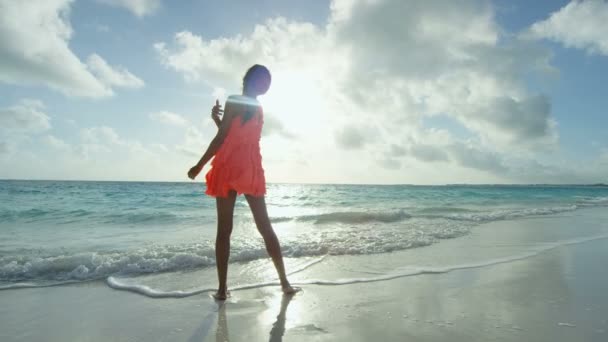 African American girl genieten van vakantie op strand — Stockvideo