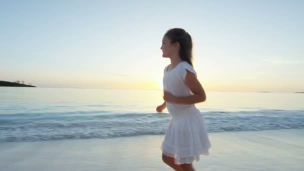 Famille caucasienne profiter des vacances à la plage au coucher du soleil — Video