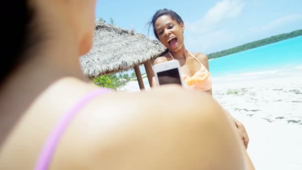 Multi novias étnicas divirtiéndose en la playa — Vídeo de stock