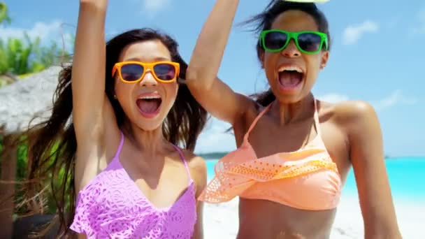 Multi-ethnischen Mädchen Spaß am Strand — Stockvideo