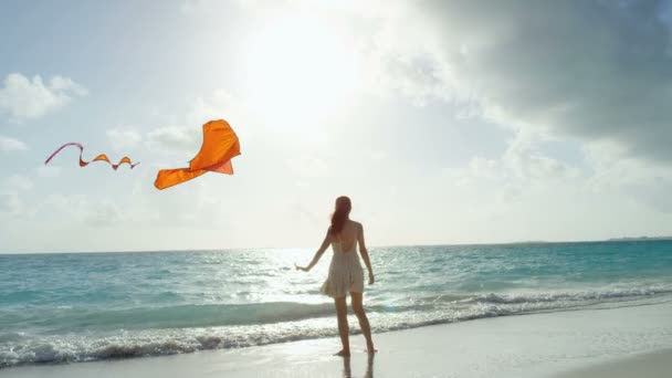 Aziatisch meisje speelt met rode wouw op strand — Stockvideo