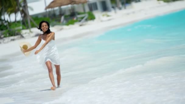 Menina afro-americana na praia tropical — Vídeo de Stock