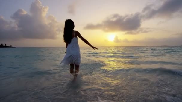 Chica china bailando en la playa al atardecer — Vídeos de Stock