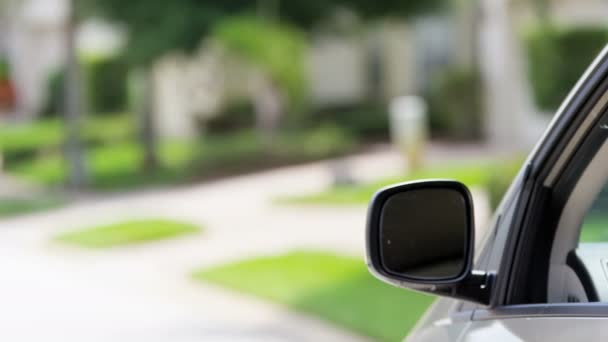 Chica afroamericana mostrando la llave del coche — Vídeos de Stock