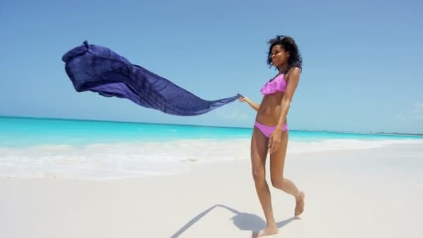 African American girl, zabawy na plaży — Wideo stockowe