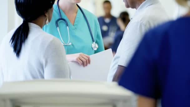 Médico feminino consultar com casal no centro médico — Vídeo de Stock