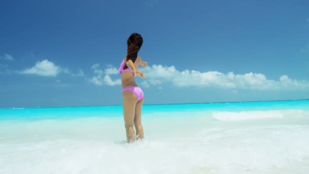 Chinees meisje in bikini op tropisch strand — Stockvideo
