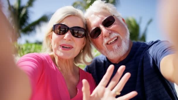 Pareja mayor tomando selfie en la playa — Vídeos de Stock