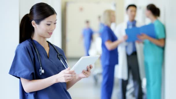 Enfermera que trabaja en tabletas en el hospital — Vídeo de stock