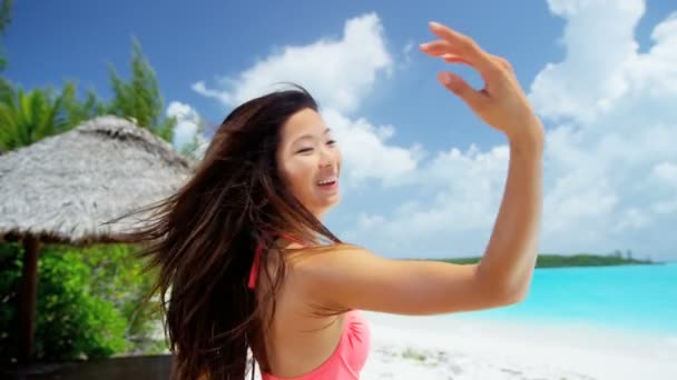 Κινέζικο κορίτσι στο μπικίνι στην τροπική παραλία — Αρχείο Βίντεο