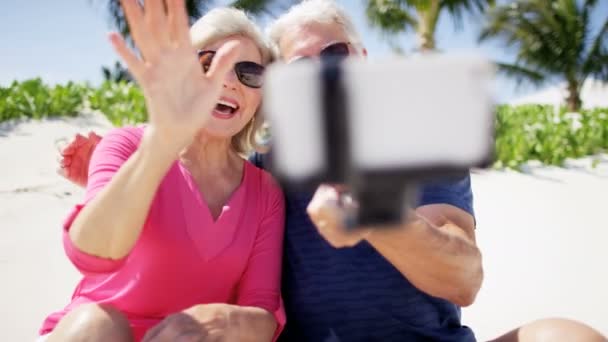 Üst düzey çift alarak selfie sahilde — Stok video
