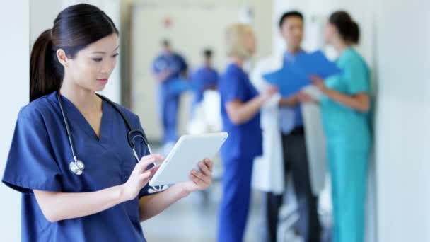 Enfermera que trabaja en tabletas en el hospital — Vídeo de stock