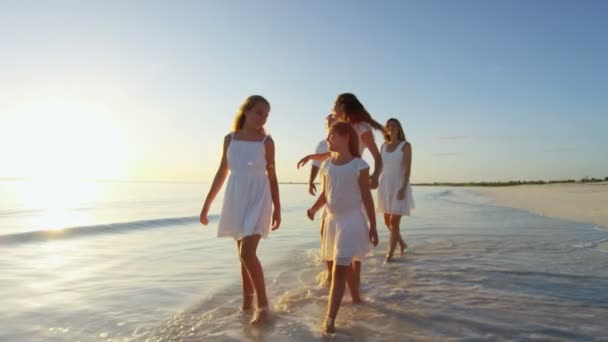 白种人家庭在日落时享受海滩度假 — 图库视频影像