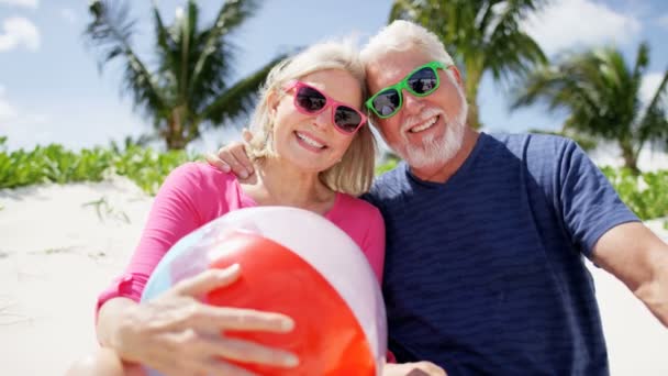 Pareja mayor tomando selfie en la playa — Vídeo de stock