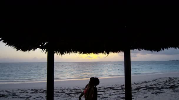 Chica joven practicando yoga en la playa — Vídeo de stock