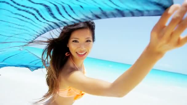 Ragazza cinese a piedi nudi camminando sulla spiaggia — Video Stock