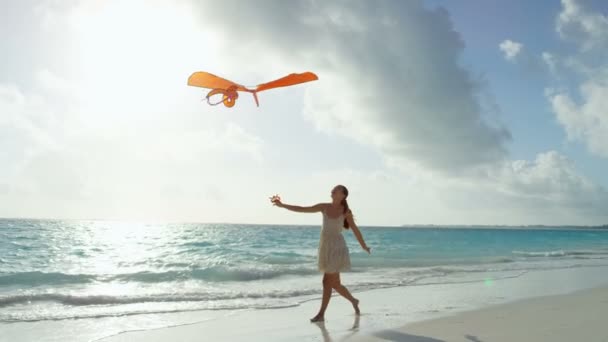 Asiatique fille jouer avec rouge cerf-volant sur la plage — Video