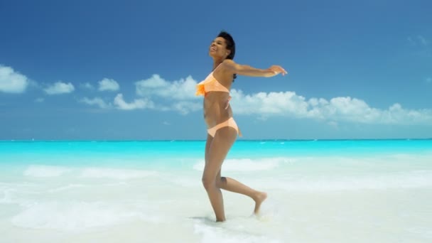 Afro-américaine fille avoir amusant sur l 'plage — Video