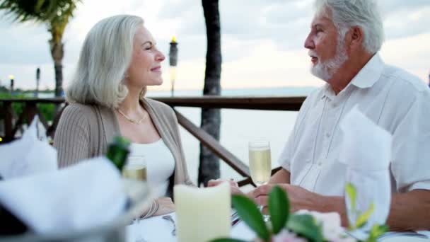 Couple aîné ayant dîner romantique — Video