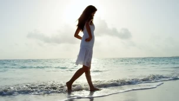 Chica china en vestido blanco bailando en la playa — Vídeos de Stock