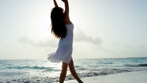 在海滩上跳舞的白色连衣裙的中国女孩 — 图库视频影像