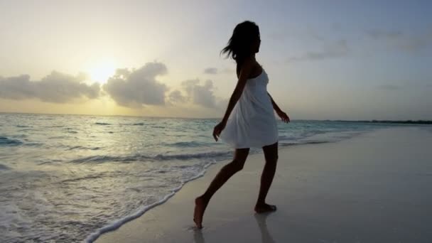 Menina afro-americana na praia tropical — Vídeo de Stock