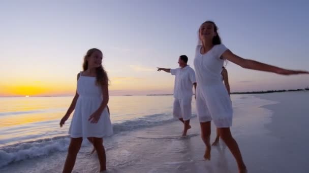 Kavkazská rodina si dovolenou na pláži při západu slunce — Stock video