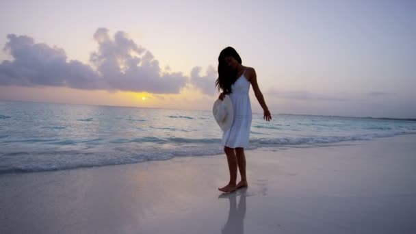 Menina chinesa asiática ao pôr do sol na praia — Vídeo de Stock