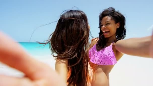 Multi εθνοτικές κορίτσια έχουν τη διασκέδαση στην παραλία — Αρχείο Βίντεο