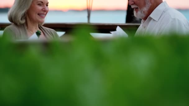Старша пара має романтичну вечерю — стокове відео
