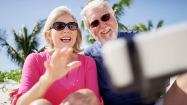 Selfie odebírání starší pár na pláži — Stock video