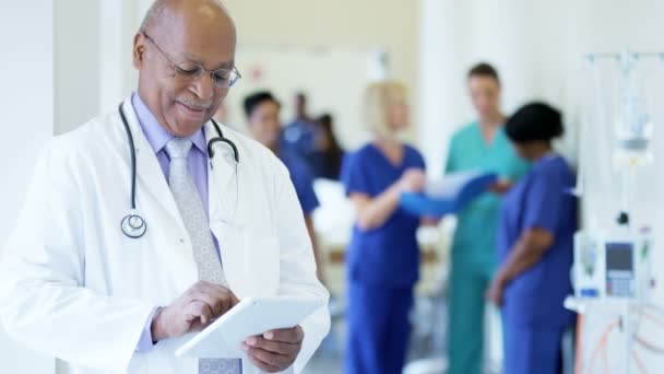 Médico usando a tecnologia tablet no centro médico — Vídeo de Stock