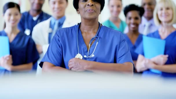 Infirmière afro-américaine et équipe dans un centre médical — Video